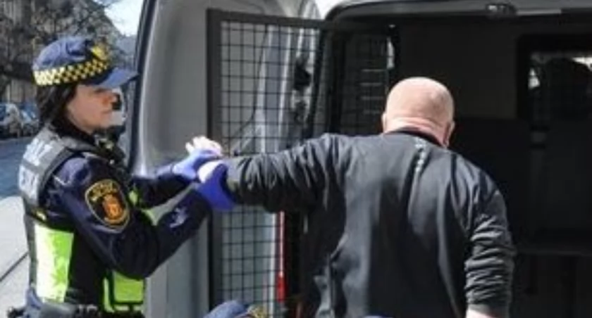 Leżał na ulicy, potem zemdlał w poczekalni. Był agresywny