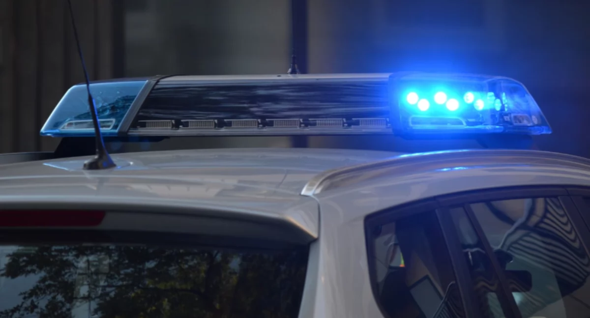 Śmierć podczas konwoju na Pradze-Północ – mężczyzna zginął w radiowozie