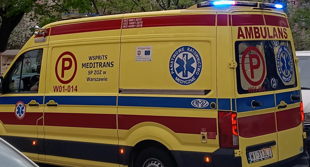 Motocyklista zderzył się z autem. A później wbił się w drugi pojazd! Szpital był konieczny