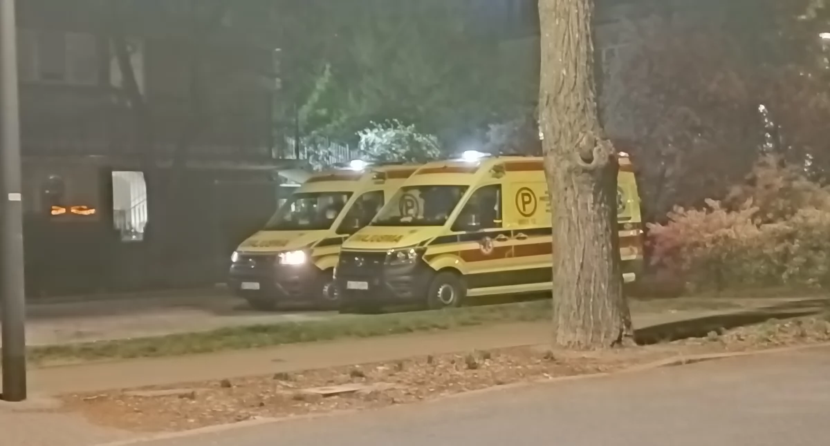  Leżała koło windy. Kiedy przyjechała karetka, było już za późno
