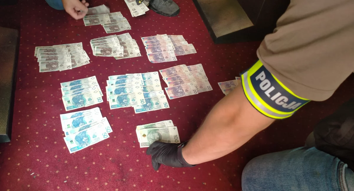  Nielegalny hazard na Pradze. Mundurowi przejęli tysiące złotych w gotówce