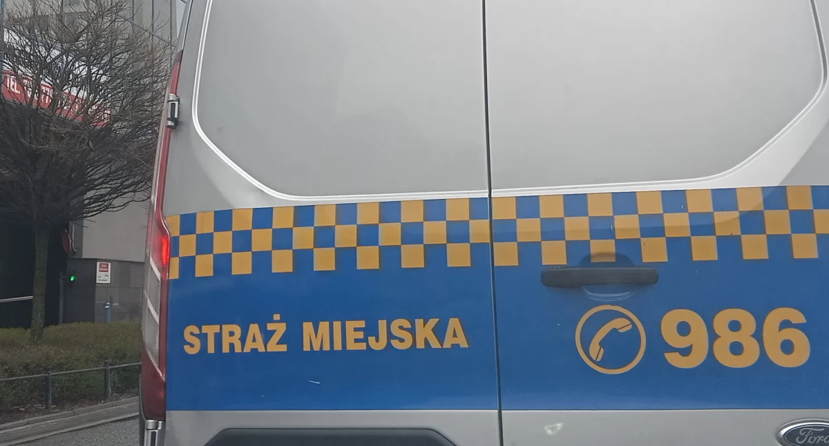 Obnażał się na oczach przechodniów. W torbie miał podejrzane substancje