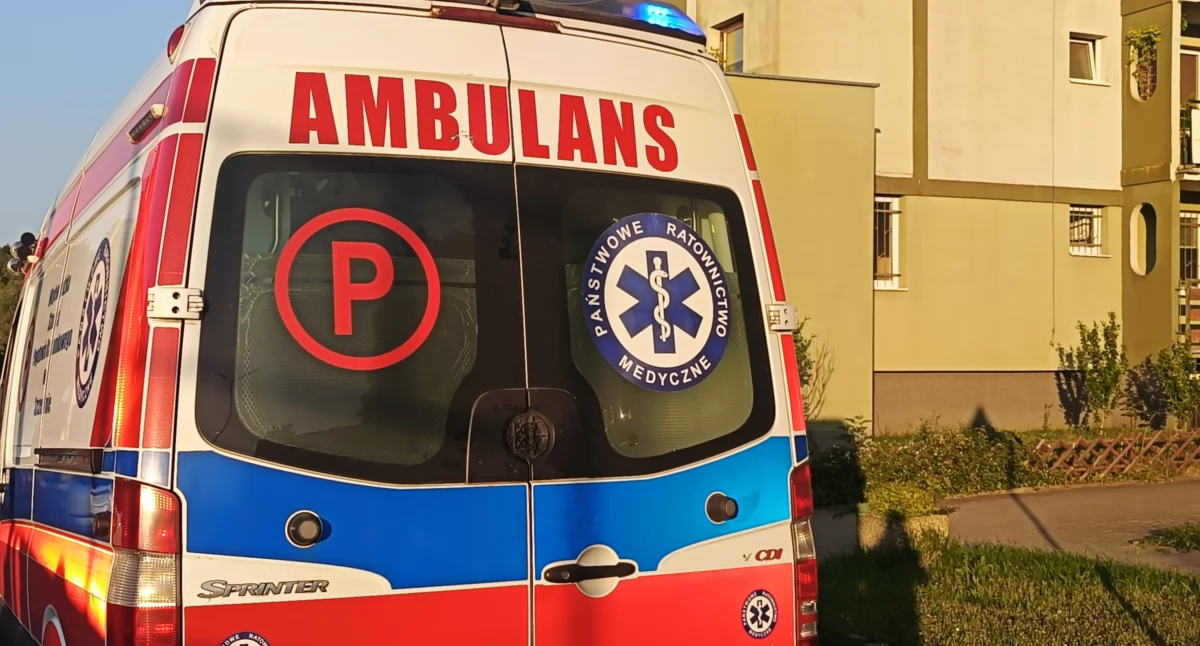 Co tam się wydarzyło?! Mężczyzna z raną ciętą głowy trafił do szpitala