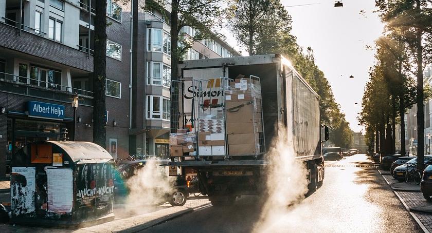 Nie zmieścił się pod wiaduktem. Zablokował dwa pasy