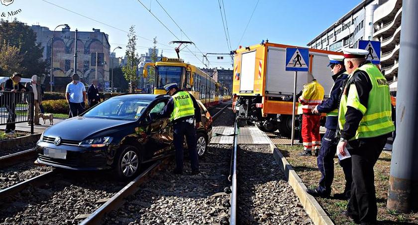 Kijowska: zderzenie samochodu z tramwajem [ZDJĘCIA]