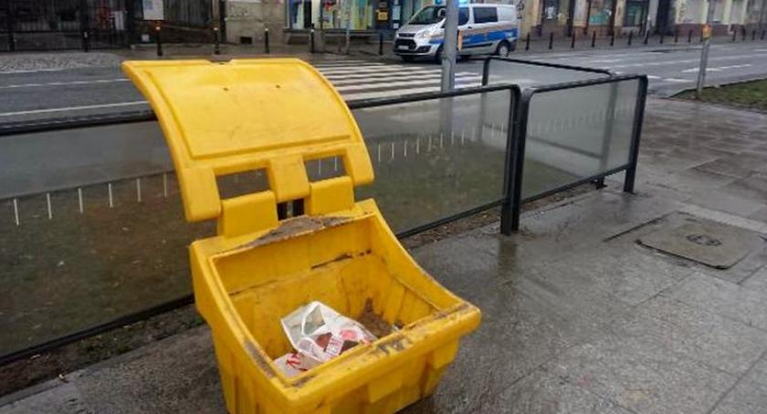 Chowają papierosy w koszach na śmieci i handlują nielegalnie