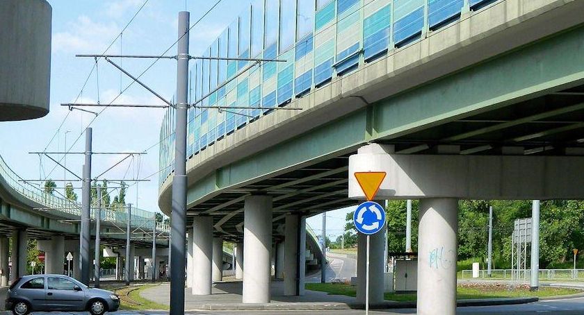 Groźny wypadek przy rondzie Starzyńskiego. Kierowca był pijany