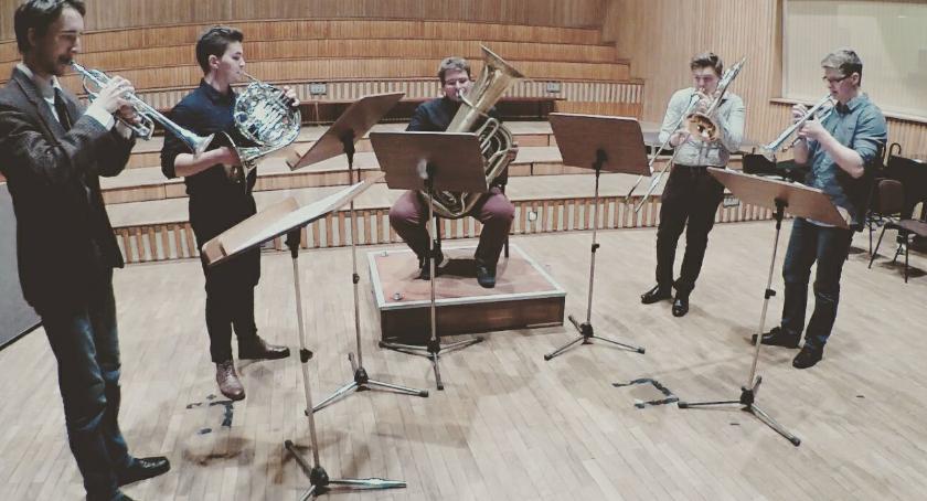 Koncert zespołu WAh-WAh Brass w Praskim Ogródku Sąsiedzkim