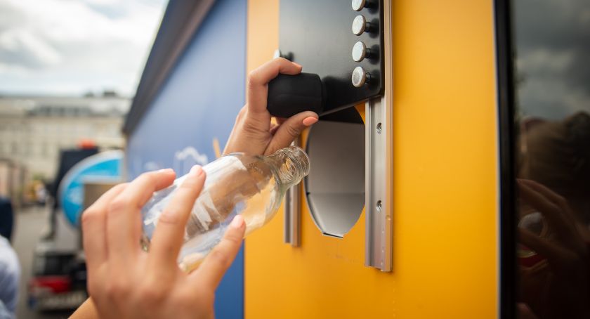 Recyklomaty podbijają stolicę. Skorzystaj już dziś