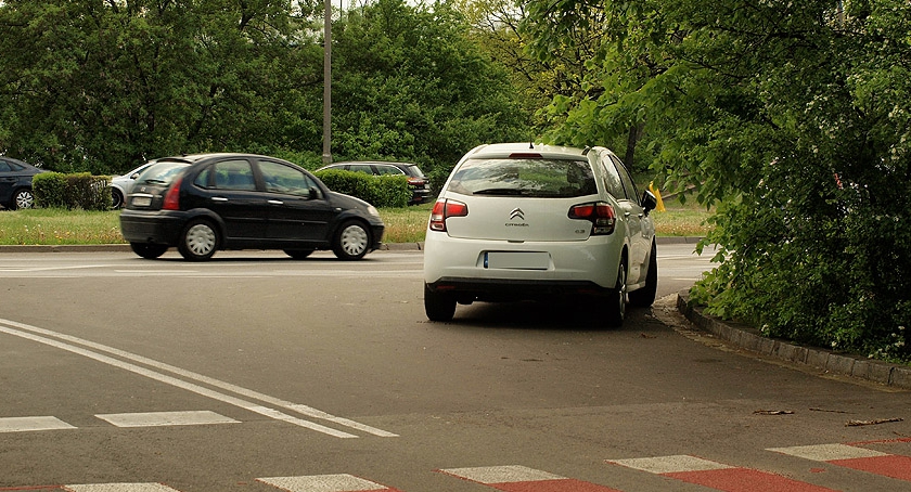 Czy ten samochód skręca w prawo?