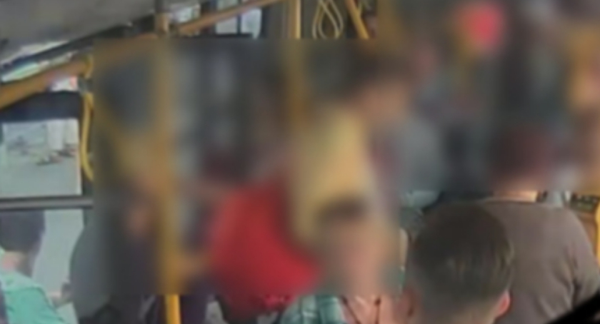Uwaga na biżuterię w komunikacji miejskiej! Policja szuka podejrzanego.
