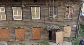 Remont ratunkowy drewniaka Burkego na Pradze