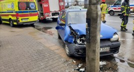 Auto kontra słup. Kobieta wyszła z pojazdu o własnych siłach [ZDJĘCIA]