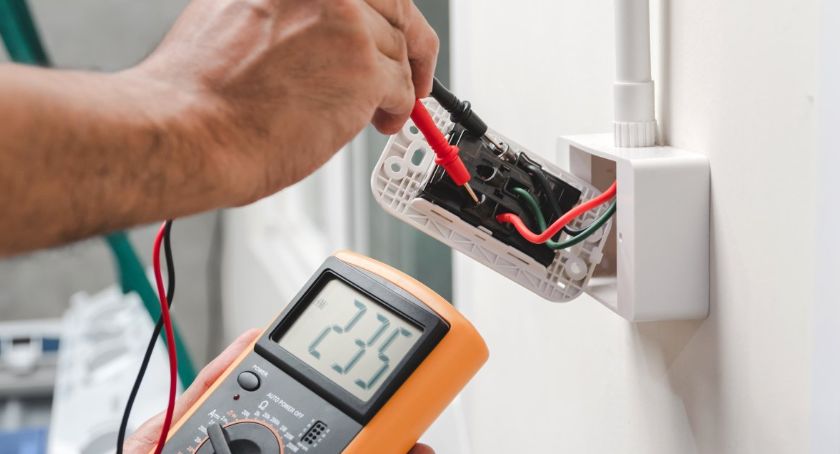 Elektryk zdradza: najczęstsze przyczyny problemów z instalacją elektryczną