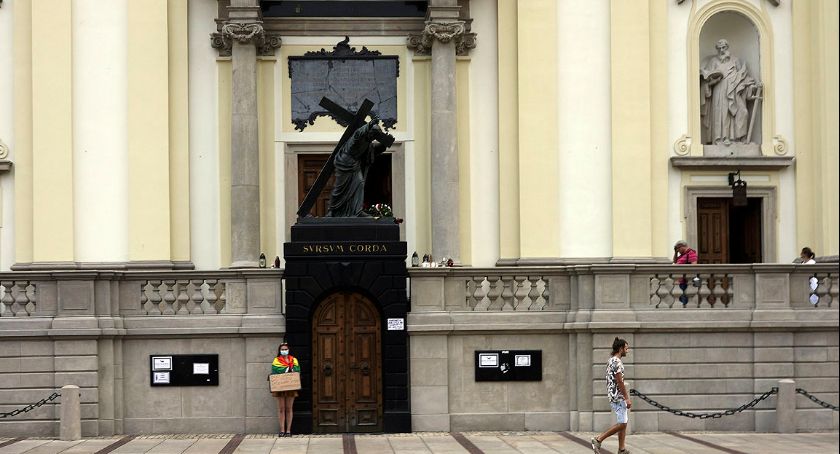 Tęczowa flaga pozostała
