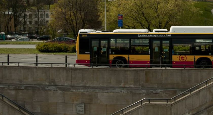 Przystanek przy Wioślarskiej: funkcjonariusze znaleźli nieprzytomnego nastolatka