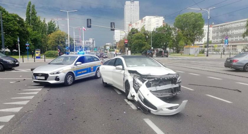 Troje poszkodowanych, dwa rozbite auta i pies