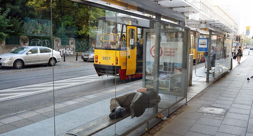 Transport Publiczny i zmęczeni pasażerowie