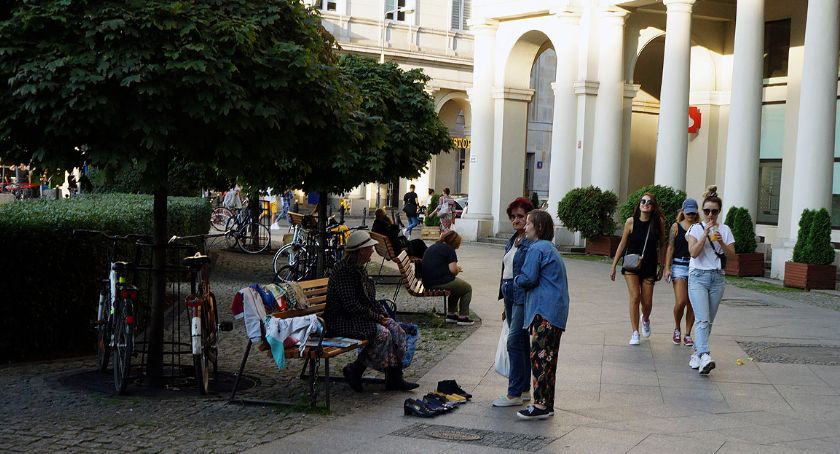 Plac Zbawiciela się zmienia