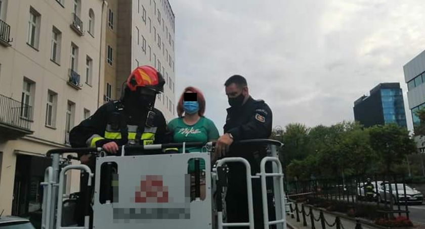 Poszukiwana na widok policjanta uciekła na dach