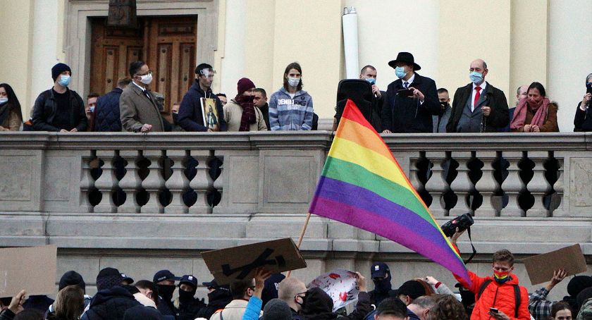Niedzielne spotkanie pod kościołem św. Krzyża