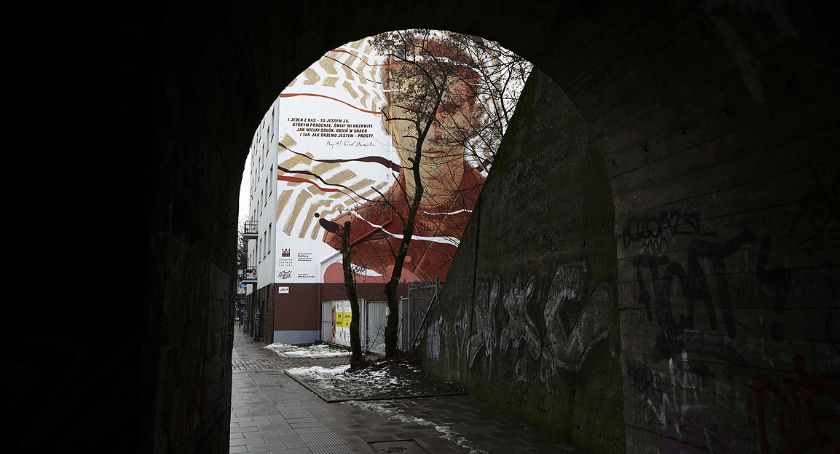 Na co spogląda Krzysztof Kamil Baczyński ?