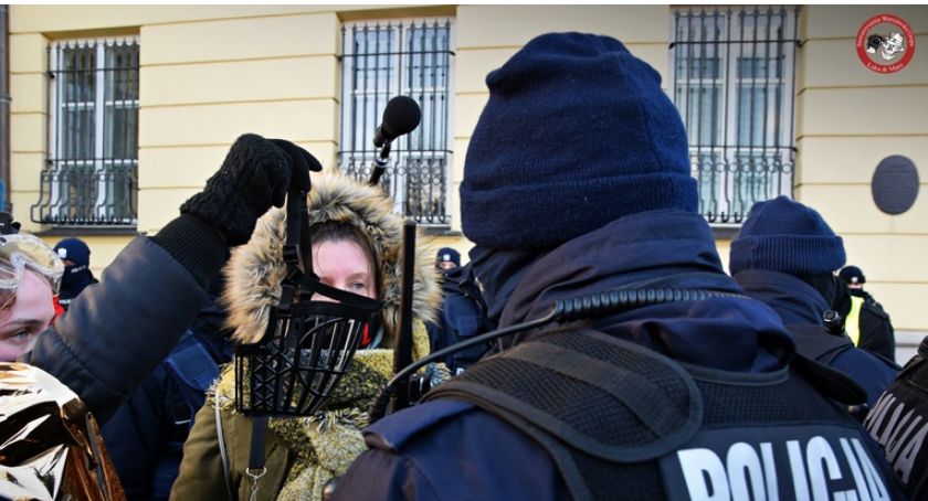 Protest pod Pałacem Mostowskich