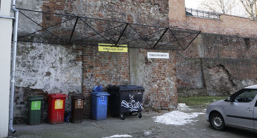 Wyrzucanie śmieci i spadające cegły