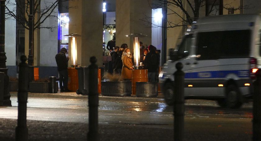 Policja walczy z pandemią