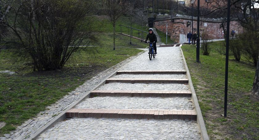 Ulica Źródłowa na Mariensztacie i rowerowi wandale