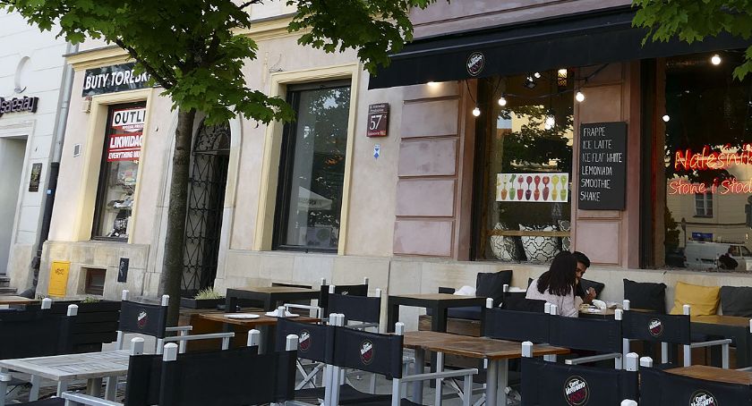 Puste ogródki restauracyjne w Śródmieściu