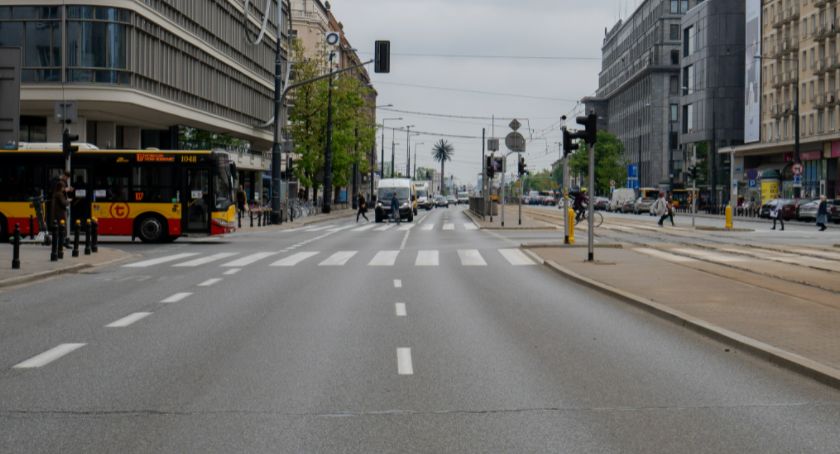 Czasowa zmiana trasy popularnego autobusu na Śródmieściu 