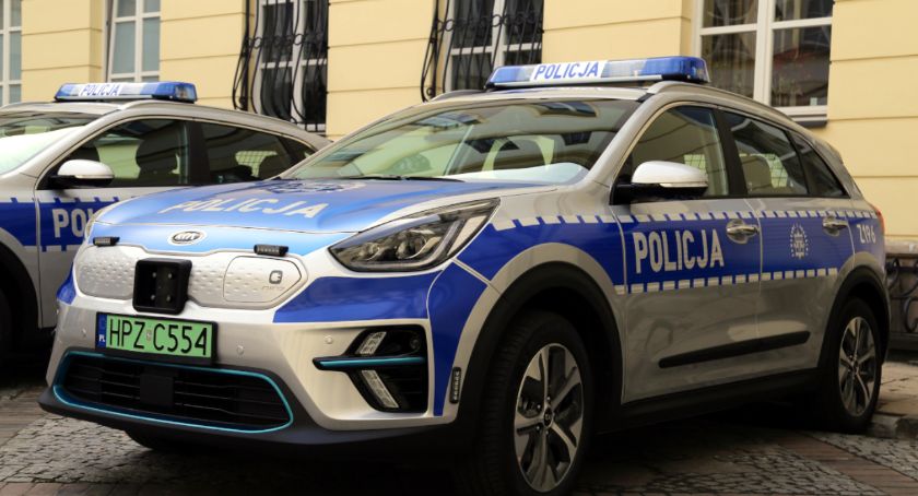 Podpalił samochód policyjny i uciekł 