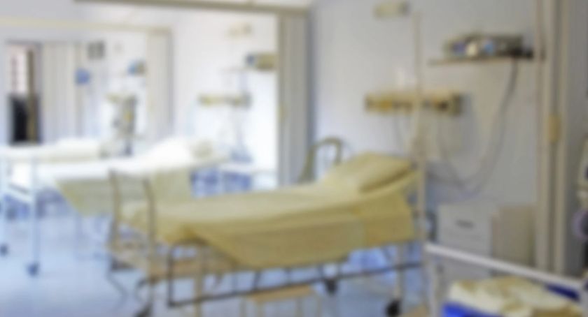 Zemdlała w autobusie. Kierowca zawiózł ją pod szpital