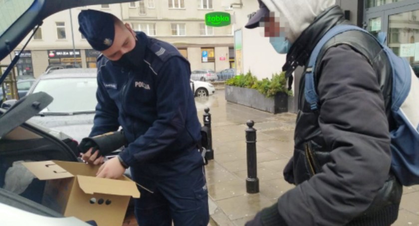 Policjant ze śródmiejskiego rejonu kupił zimową odzież dla bezdomnych!