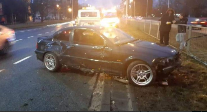 Kierowca BMW nie zdążył wyhamować i uderzył w barierkę