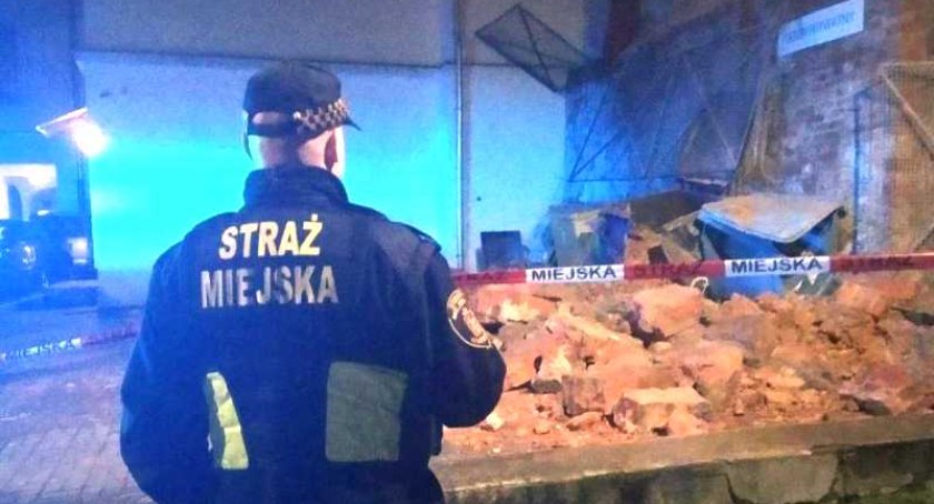 Katastrofa budowlana na podwórku kamienicy (ZDJĘCIA)