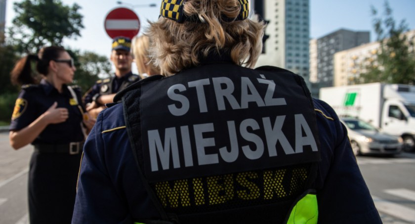 Pijany leżał na trawniku ze skradzionymi dokumentami 