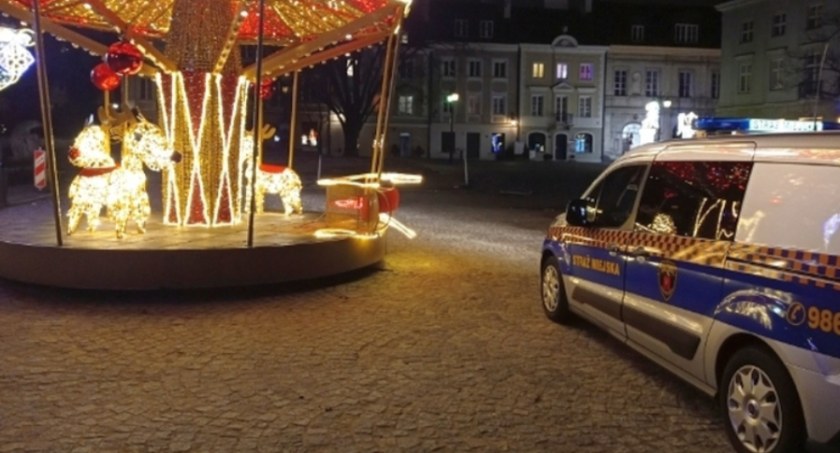 Pijany mężczyzna wyrwał sanie z kolorowej karuzeli na Starym Mieście