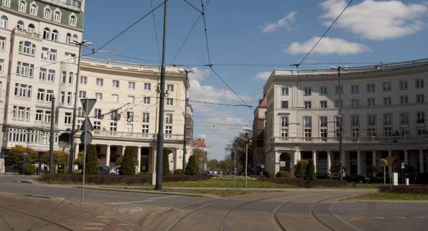 Ogródki restauracyjne na placu Zbawiciela zajmą jezdnię