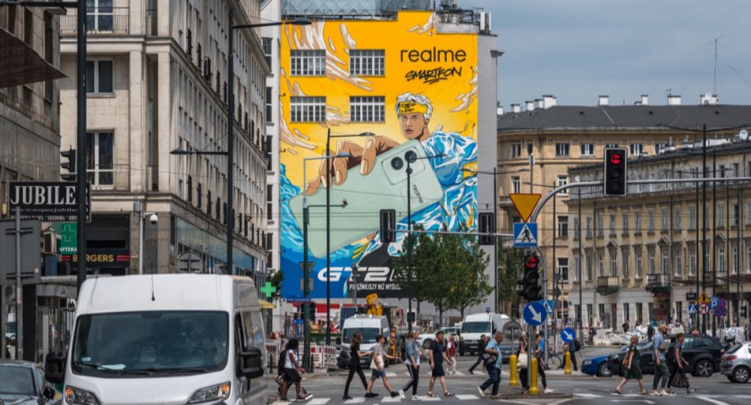 Nowoczesny mural w centrum Warszawy. Promocja flagowych telefonów