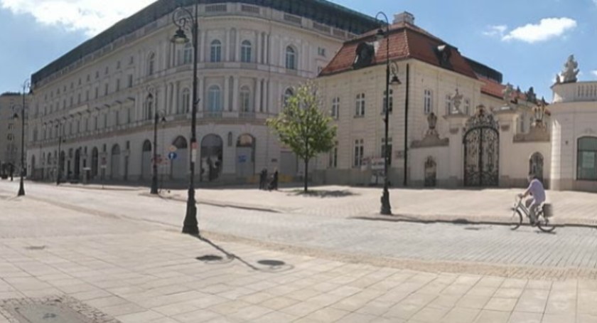 Kobieta raniła ostrym narzędziem przechodniów na Nowym Świecie