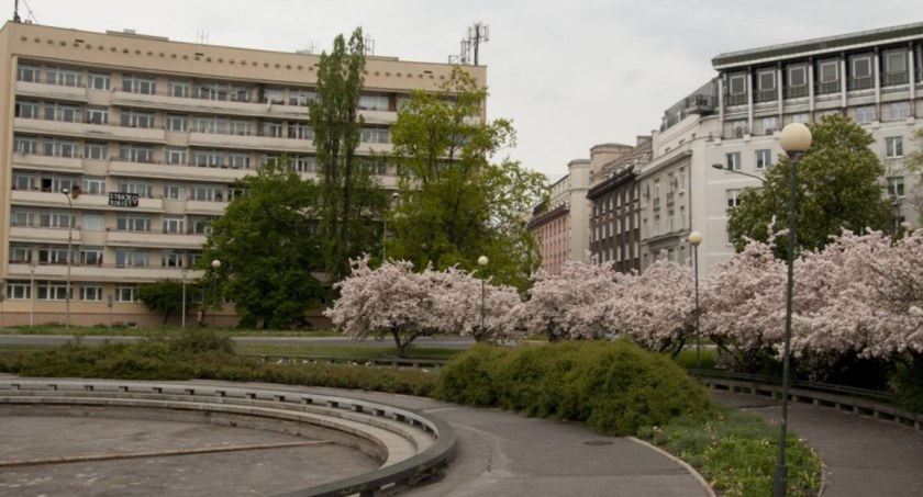 Będzie przebudowa placu na Rozdrożu. W ramach planowanych prac powstanie szereg udogodnień dla pieszych, pasażerów i rowerzystów.
