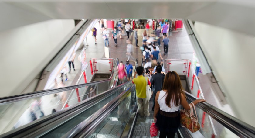 Wymiana ruchowych schodów na stacji metro Politechnika. Będą szklane balustrady 
