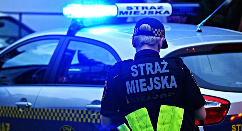 Jazda bez pasów bezpieczeństwa niebezpieczna i niezgodna z prawem