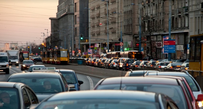 Chcieli skontrolować taksówkę w centrum Warszawy. Kierowca na widok funkcjonariuszy zawrócił 