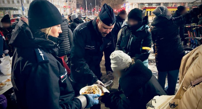 Śródmiejscy policjanci pomagają osobom w kryzysie bezdomności