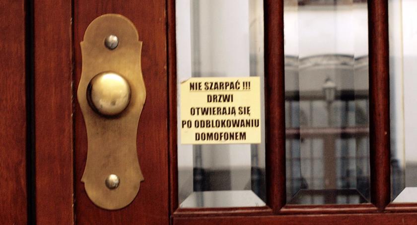 Dla kogo są te napisy?