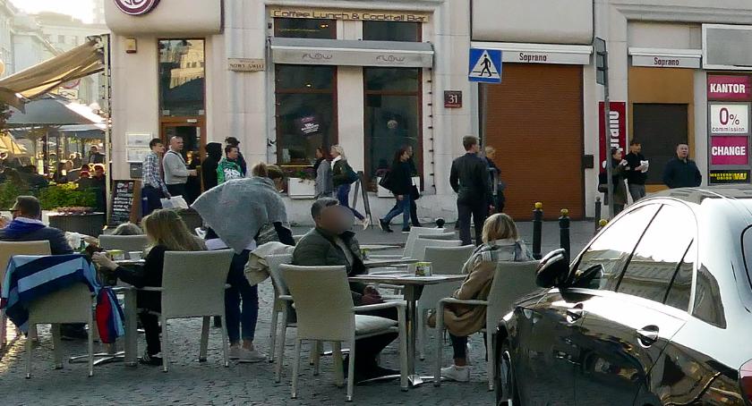 Tajemnicze odbicie w szybie na Nowym Świecie