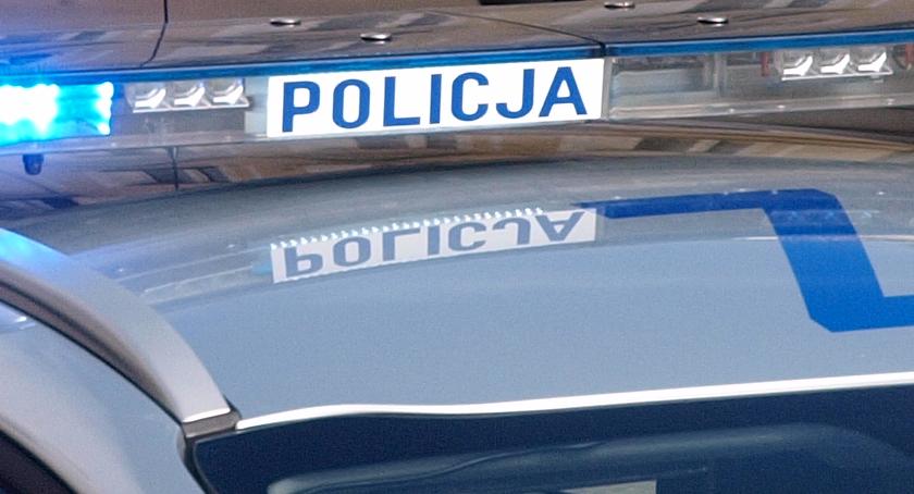 Celowo uszkadza automaty do sprzedaży biletów. Jest poszukiwana przez policję.